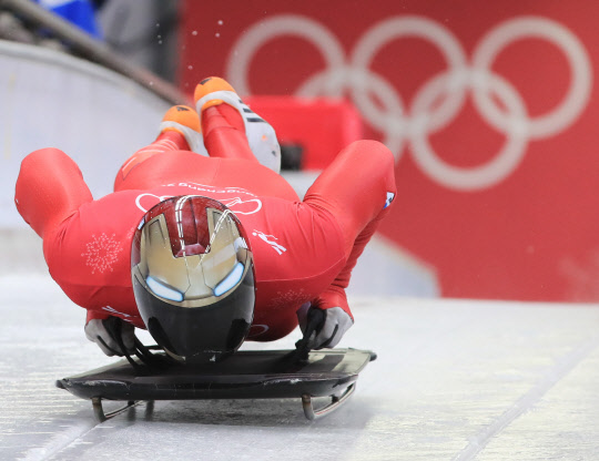 [올림픽] '썰매에 올라타는 윤성빈'  13일 강원도 평창군 슬라이딩센터에서 열린 남자 스켈레톤 연습경기에서 대한민국의 윤성빈이 힘차게 출발하고 있다.